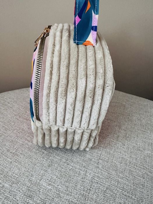 Ръчно изработен несесер / козметична чантичка с цветен десен