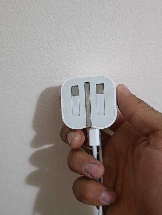 iPhone zaryadning sotiladi