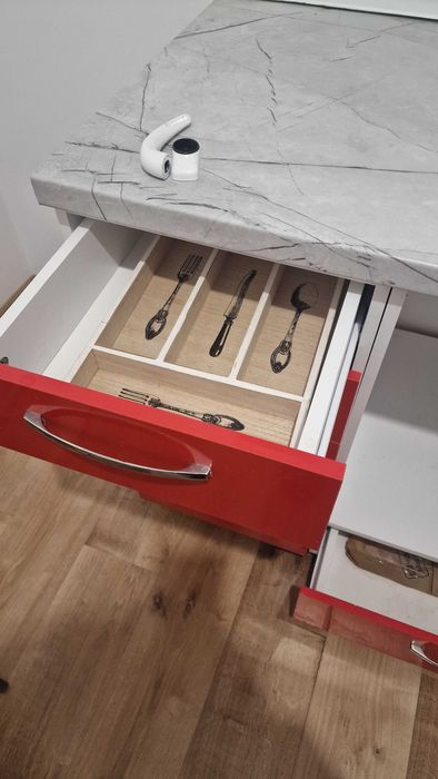 Червена кухня с шкафове