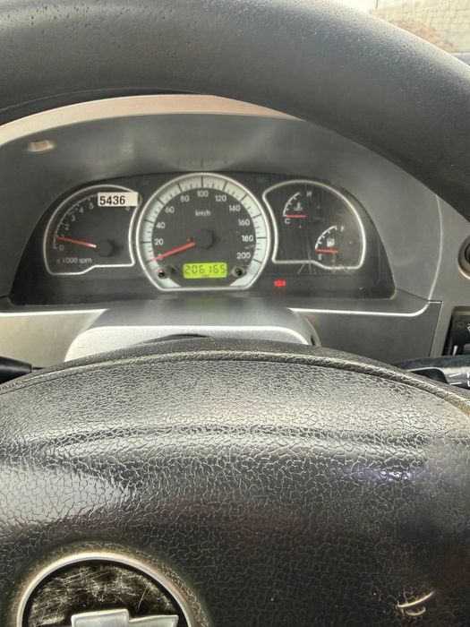 Nexia 2  2010 yil bir qul mashina kraskasi toza.o