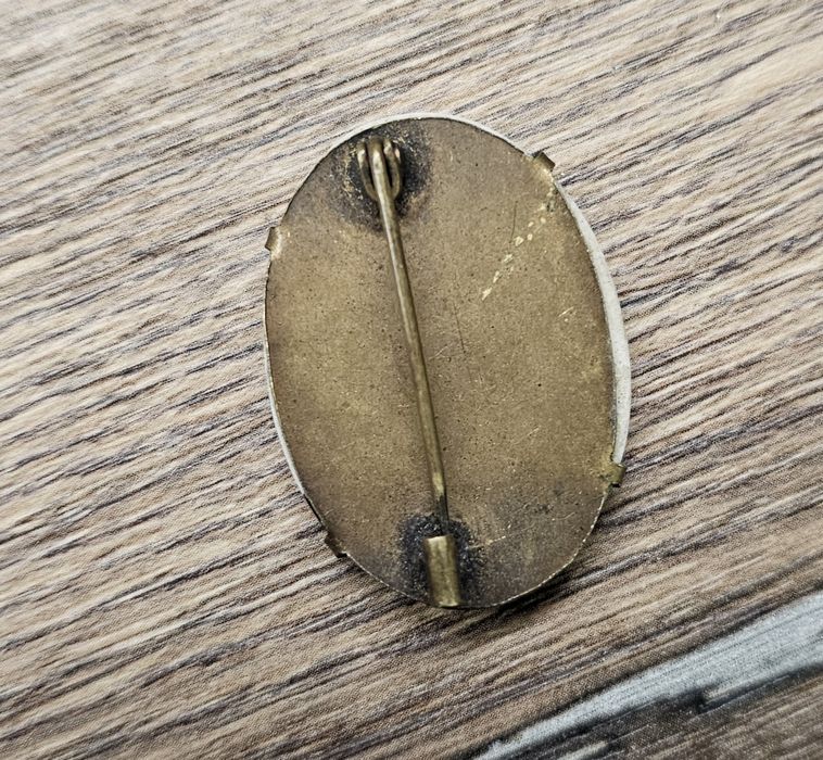 Broșă veche din porțelan cu un model delicat