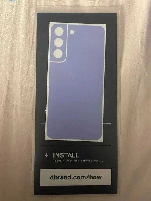 Folie skin dbrand pentru Samsung Galaxy S22 – culoare Lilac, originală
