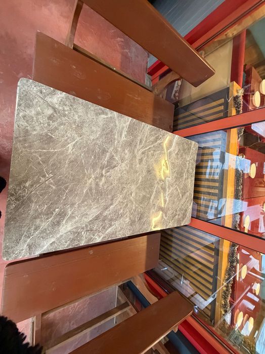 Дървена маса с пейки