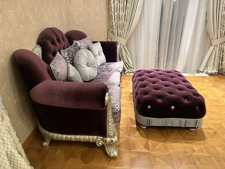 Диван бархатный с пуфом