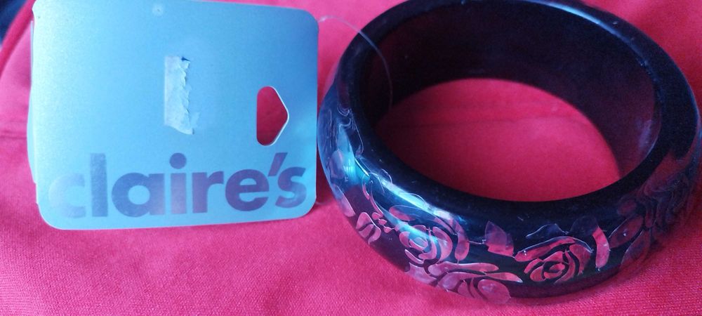 Bratara ca o opera de arta: neagra cu trandafiri de la: Claire'S! Noua