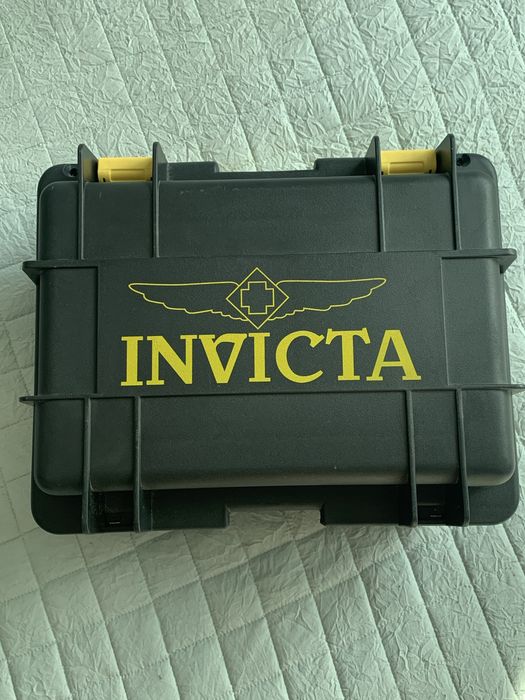 Invicta - стилен куфар за 8 броя часовници