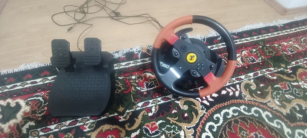 Se dă ps4 slim cu două manete + 9 jocuri+volan gaming