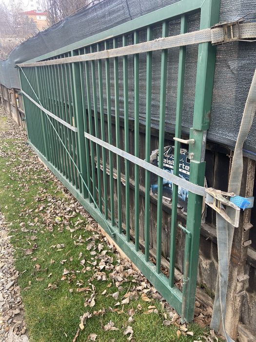 Poarta garaj / curte cu balamale.