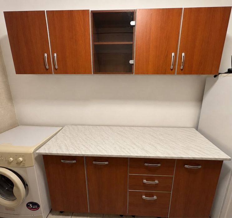 Mobilă de bucătărie cu blat, chiuvetă și baterie
