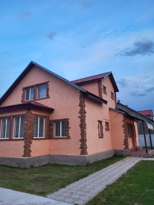 Продается дом (коттедж) с землёй.