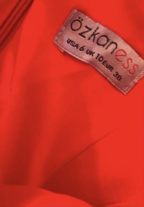 Къса червена рокля