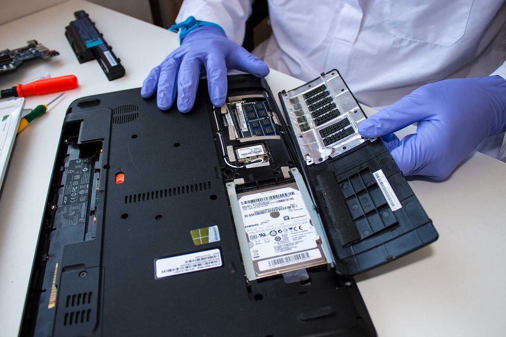 Reparatii laptop, calculatoare Bucuresti / Curatare laptop - Service Easy IT
