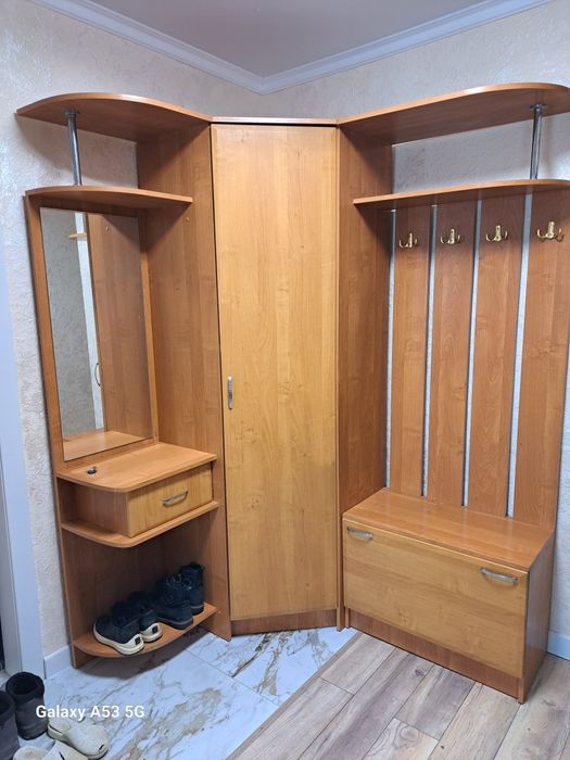 Продам угловую прихожую