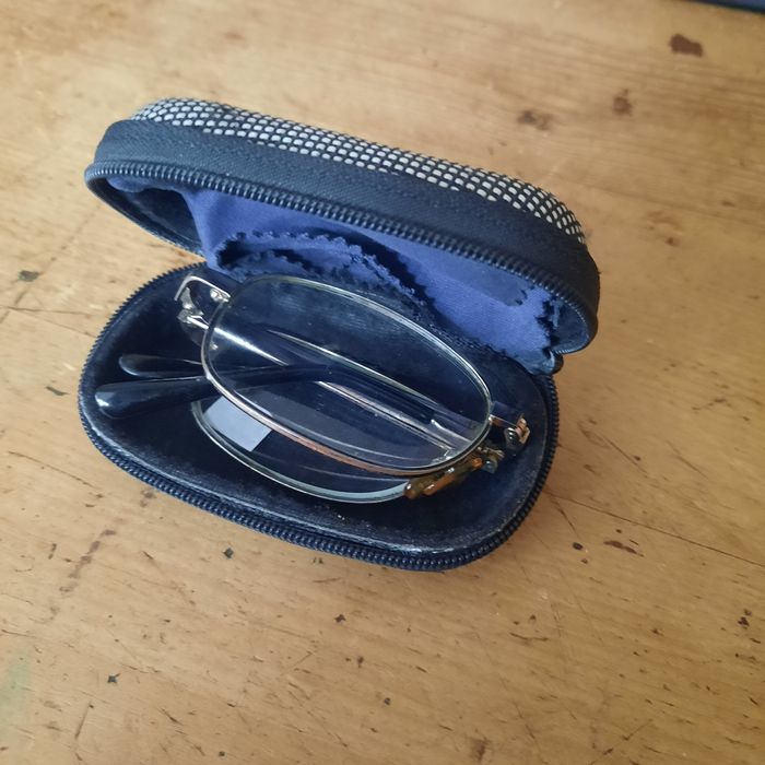 Продавам  згаваеми очила +1.5д