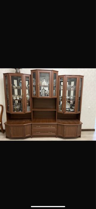 Срочно продается гостивой сервант