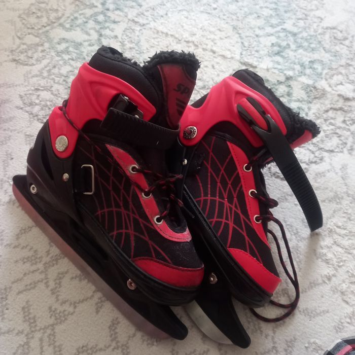 коньки красного цвета
