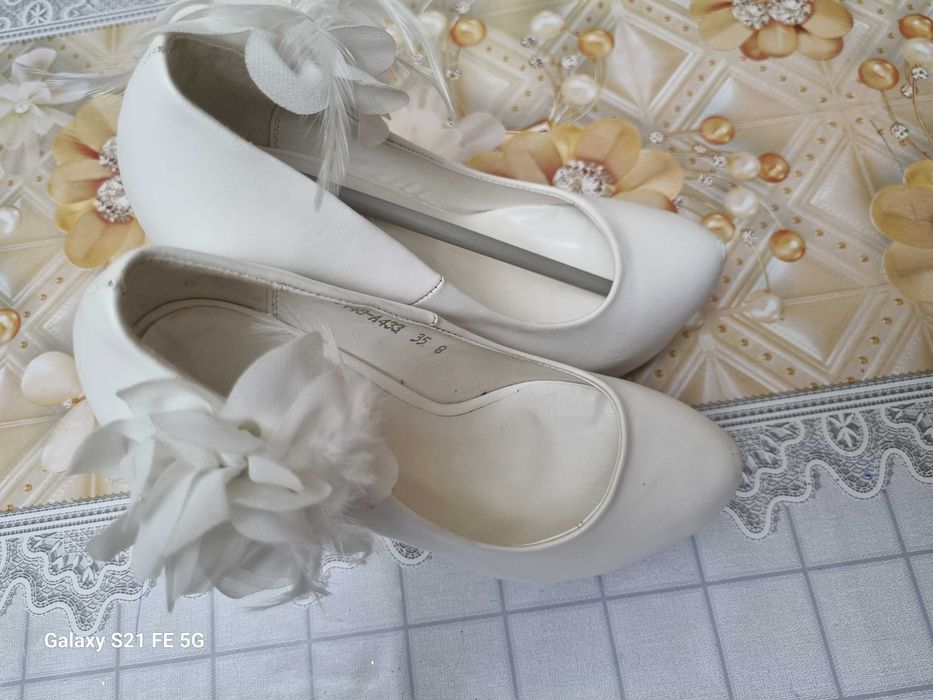 Туфли 35 размер сотилади