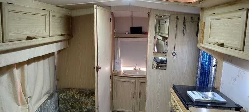 Продавам напълно оборудвана каравана със самостоятелни баня и тоалетна