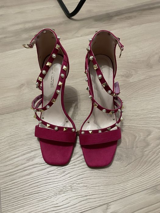 Цикламени сандали на ток