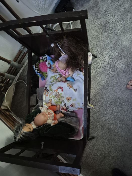 Vand patut papusi in stare buna cu tot cu papusi