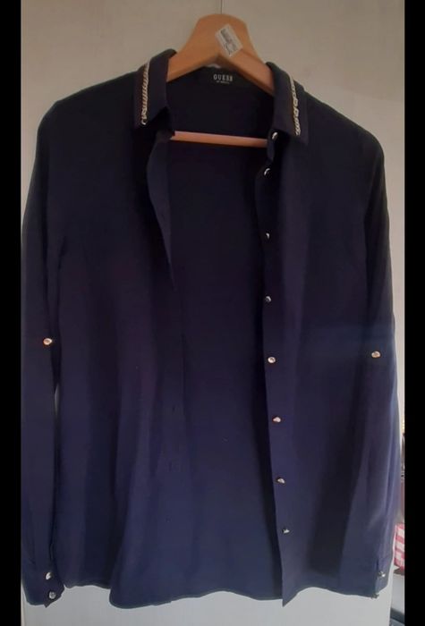 Cămașa Guess material f.usor placut. Masura 36
