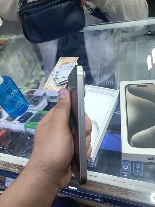 Iphone 15 pro 128gb org ekran qoʻyilgan ozgina palasa bor