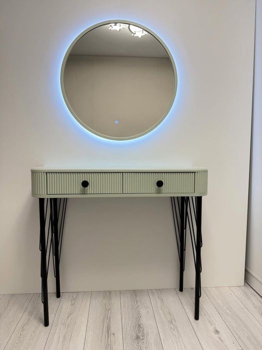 Продам туалетный столик