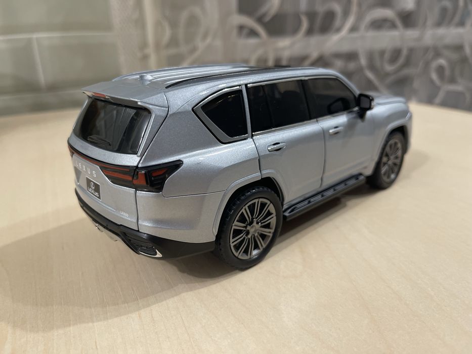 Продам машинку Lexus LX600