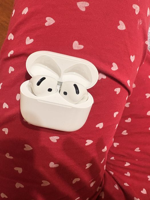 Airpods 4 , вкрсия 8B21