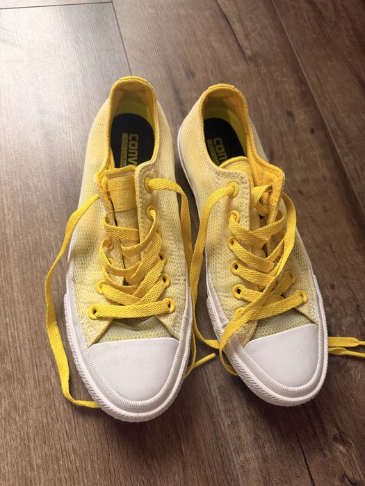 Маратонки Adidas и кецове Converse
