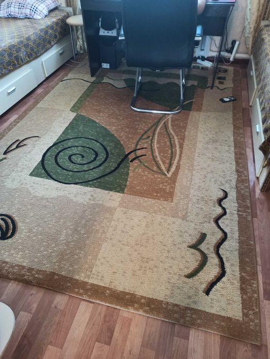 Стол стулья ковры