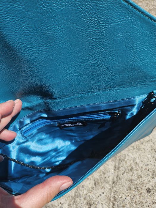 Чанта клъч тюркоазен цвят с блестящ череп и синджир за дълга дръжка