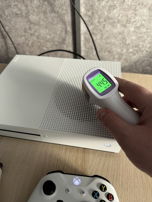 XBOX ONE S 1TB 2 геймпада и игры продам