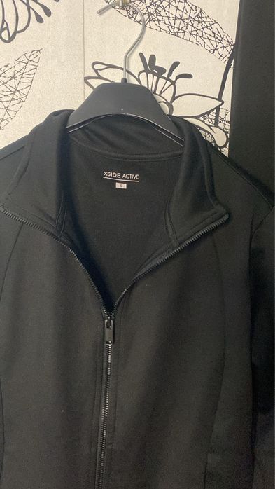 Черен дамски спортен екип от две части