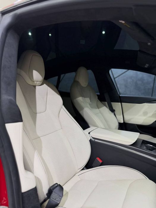 Tesla s plaid 1100 лс