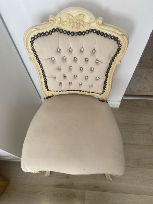 Oglinda decorativa de perete stil Baroc / Scaun in stil  Baroc/Rococo