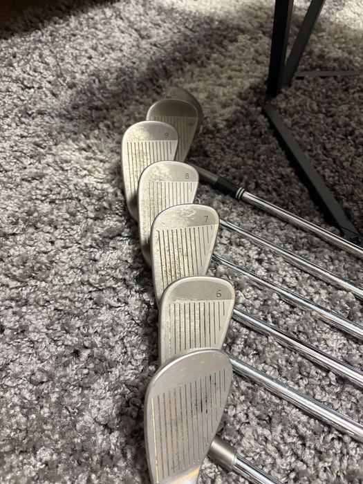 Titleist чанта за голф + 14 голф стика PING, COBRA + топки за голф