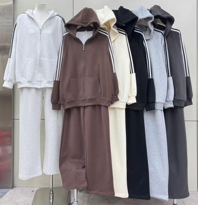 Продам костюмы цвета разные