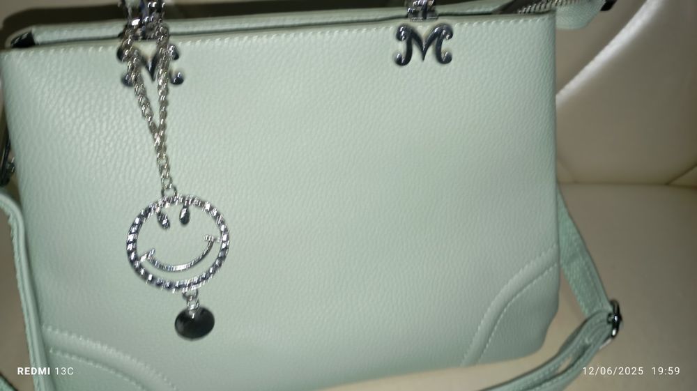 Ayollar sumkasi,katta hajmli