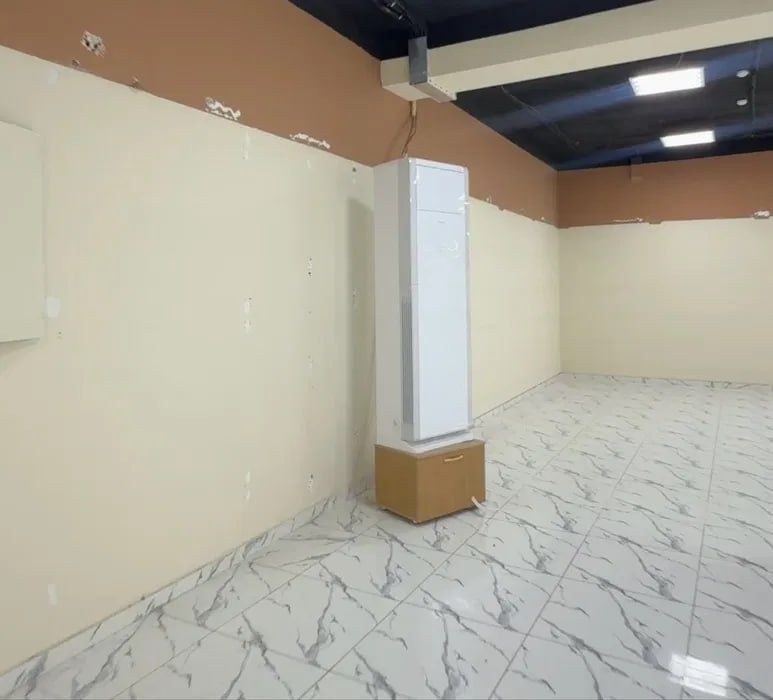 Аренда 900 м² — 1-я линия, готовый торговый зал под магазин,  салон,