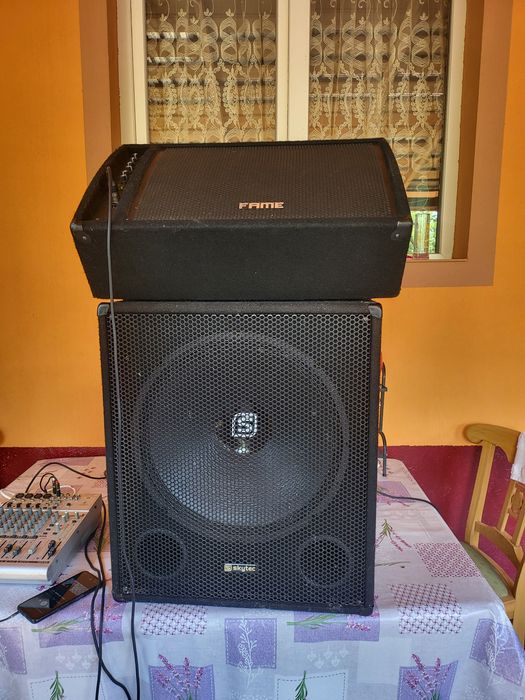 Vand boxă activa si un bass