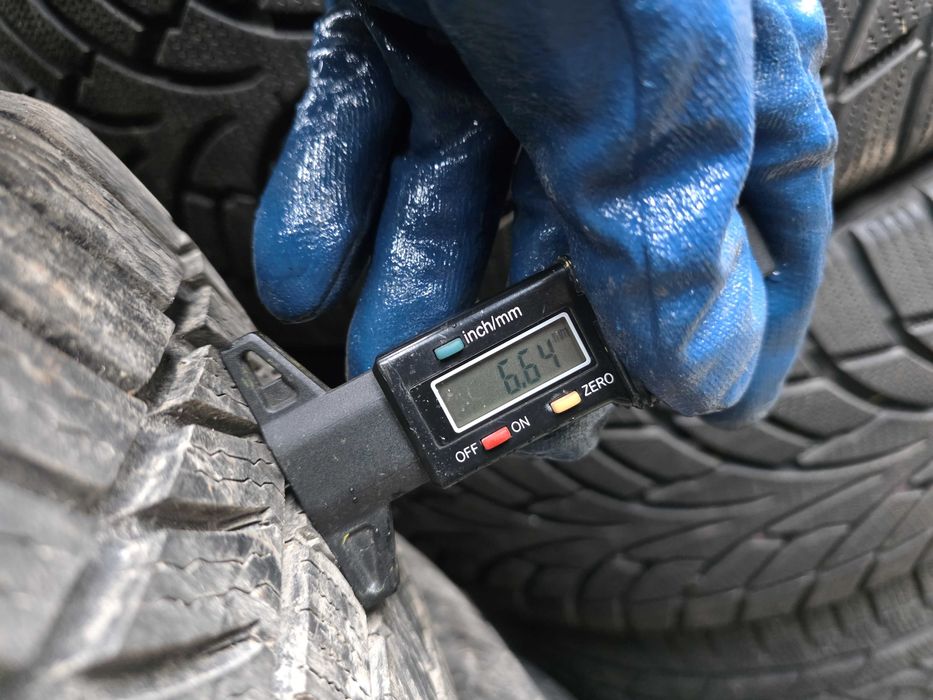 4бр Зимни гуми 235 55 17 - Continental