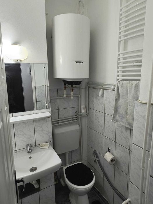 Proprietar, închiriez garsonieră, central, etaj 3