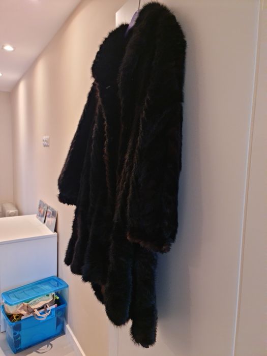 Палто от Норка с шал яка. Дължина до коляното и разкроено.