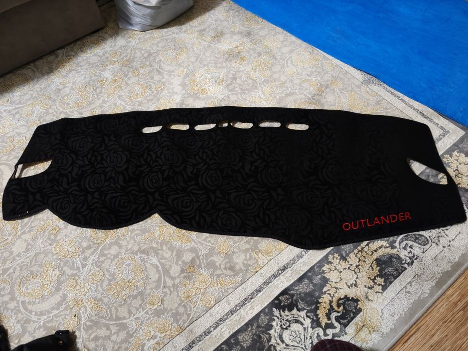 Накидка на панель в авто Outlander