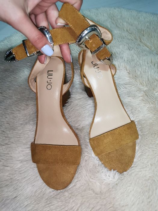 Vând sandale purtate o singură dată