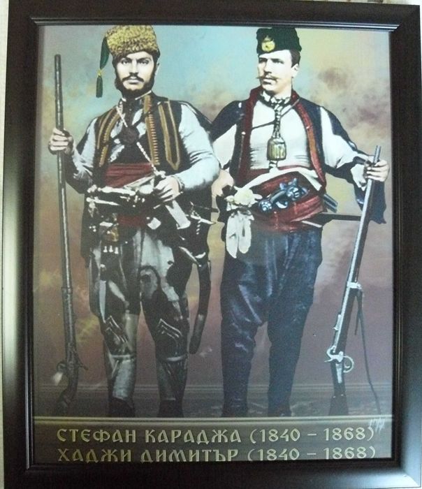 Портрети на Левски, Ботев, Бенковски, Раковски и други