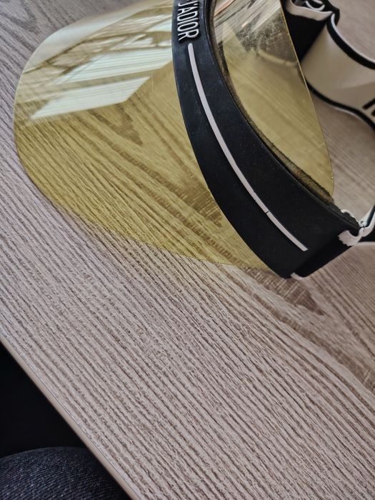 Козирка Dior налична