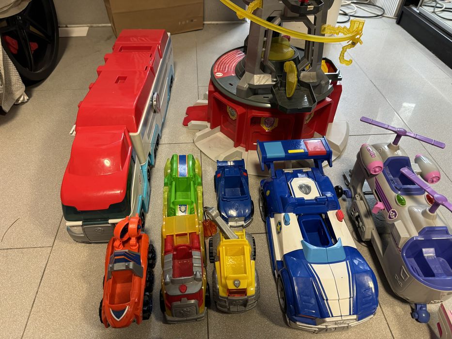 Компелкт на Пес Патрул - база, коли, фигурки и трансформираща се кола