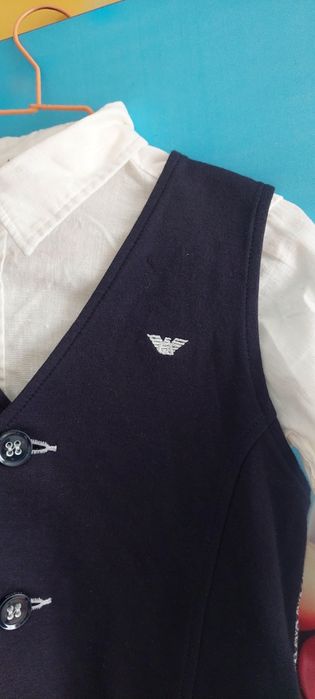 ARMANI оригинален нов елек с риза HM 104 см